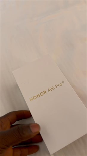 #HONOR 400 pro Doté d'un écran AMOLED de 6,7 pouces rafraîchi à 120 Hz, ce smartphone est animé par une puce Snapdragon 8 Gen 3 avec 12 Go de RAM et jusqu'à 512 Go de mémoire interne. Performant et polyvalent, il embarque, à son dos, un triple capteur photo de 200 50 12 mégapixels boosté par l'IA. Info Line : 626603381 | Home of phone and accessories