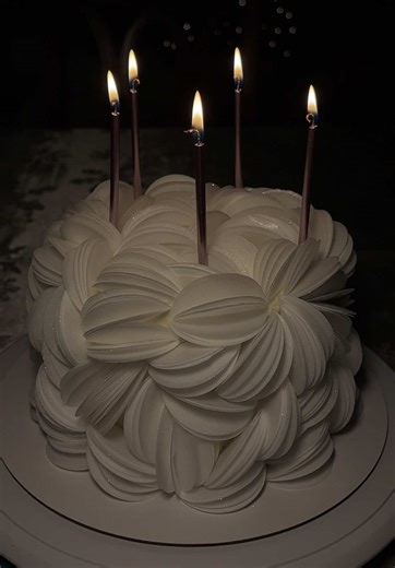 Delicious Vintage Cakes Made with Edible Paper