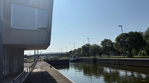 Ecluse d’Andenne : des péniches bloquées à cause d’une porte en panne - RTBF Actus