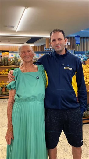 Tem histórias que só quem vive sabe contar! Hoje, quem deu o brilho especial ao nosso vídeo do hortifruti foi ela, vó Emília, nossa cliente querida de 100 anos, que sempre nos escolheu para levar qualidade para sua casa. Faça como a vó Emília, venha aproveitar nossas ofertas especiais e levar para casa aquele abacaxi docinho. 😙 | Super Maravilha