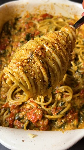 Baked Tomato & Spinach Pasta😍 Less is more, as they say! Just a few simple ingredients for a result that will make your mouth water🤤 Ingredients: Pasta Fresh spinach Cherry tomatoes Garlic head Cream cheese Salt & pepper We love these easy pasta recipes where we just put everything in the oven and it turns out DELICIOUS! So we're very happy to share this one with you! ✨ The full recipe is in our Ultimate Pasta Cookbook, link in bio📝 Bon appétit, Jo and Bart❤️ #pasta #delicious #tasty #food #v