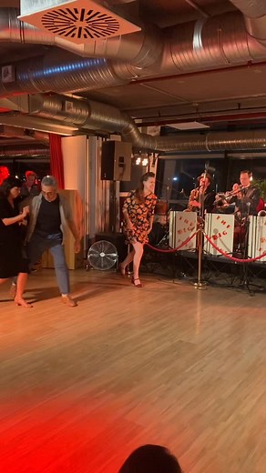 ✨Teacher demo Augsburg Balboa & Shag Festival - Fancy & Sandy ✨ Fancy and Sandy swooped right in and stole our hearts away. With their energy, connection and playfulness, they lit up the dancefloor. What a delight it was to have them with us! 💃💃: @fancydances @sandy.lewis.dancer 🎶: @thebigfivejazzberlin 📍: Augsburg Balboa & Shag Festival | Hep Cat Club