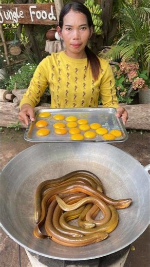 Spicy Eel Stir Fry with Eggs! 🔥 Amazing Jungle Cooking