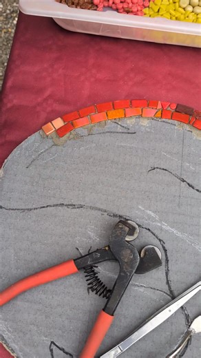 Venez essayer la mosaïque aujourd'hui à Secondigny... On réalisera une pomme 🍎 | Berry Créatif: Atelier de Mosaïque