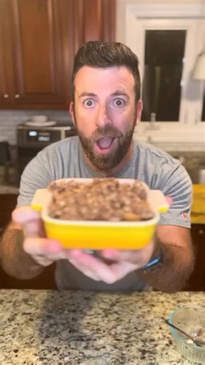 12 reactions · 3 comments | I’ll be eating real pie on Thanksgiving (and ALOT of it). But if you feel like you need to count your calories (you don’t) then this is the perfect pie recipe for you. Ingredients: - apples - cinnamon - oats - sugar free syrup - almond meal - melted butter #recipe #pie | Whats Dad Eating | Facebook