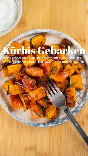 💥Der Hokkaido Kürbis 🎃 ist durch seine einfache Handhabung zu einer meiner Lieblings Kürbisse geworden. Selbst die Schale vom Kürbis ist essbar und vor allem auch sehr lecker. 🤤 🍽Portionen: 2 | 🔥Schwierigkeitsgrad: einfach 📄ZUTATEN 2 kg Hokkaido Kürbis 3 EL Olivenöl 2 EL frische Thymianblätter 1 TL Salz 2 Rosmarinzweige 1 Knoblauchzehe 💧Dip: 150 g Vegane Creme 2 T L frischer Dill, gehackt Etwas Salz Etwas Schwarzer Pfeffer 1 Knoblauchzehe, gerieben 👨🏽‍🍳ZUBEREITUNG 1. Den Strunk vom Hok