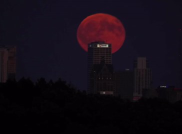 Time-lapse video of harvest moon as seen over Milwaukee