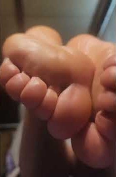 Imagine that you sniffing her feet size 37eu
