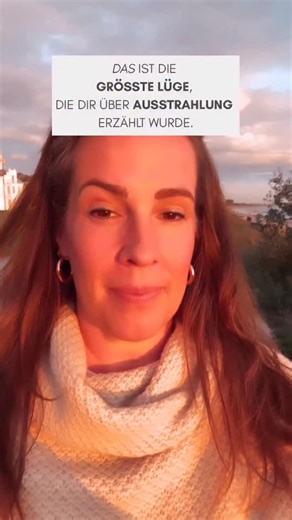 Nadine | Frauengesundheit, Ernährung & Prävention on Instagram: "Man hat dir erzählt, dass Ausstrahlung von außen kommt. Von der richtigen Creme. Vom perfekten Körper. Vom Styling. Vom Filter. Das ist für mich die größte Lüge! Ausstrahlung entsteht nicht im Bad vor dem Spiegel. Sie entsteht im Nervensystem. Im Darm. In deinem Schlaf. In deiner Versorgung. In deiner inneren Ruhe. Du kannst dich noch so schön schminken… wenn dein Körper im Dauerstress ist, vor allem wenn du unterversorgt bist, wen