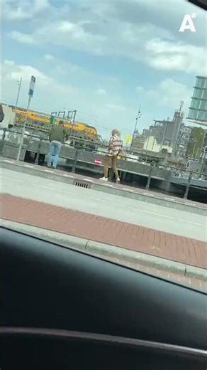 Verdachte springt water in bij achtervolging maar blijkt niet te kunnen zwemmen