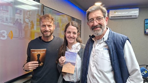 Una poeta madrileña y un novelista cordobés unieron voces en la Feria del Libro