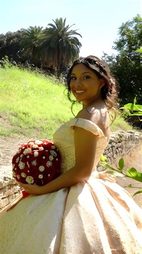 🚨 Tu quinceañera es única en la vida. No cometas este error: elige bien a tu corte. 1️⃣ Toda la atención en él, no en ti Tu quinceañera es sobre TI. Si tu novio es el chambelán principal, el enfoque puede irse a la relación y no a tu gran día. 2️⃣ Puede fallar Ensayos, pruebas de vestuario y reuniones familiares son un gran compromiso. Si no es 100% confiable, todo el grupo se ve afectado. 3️⃣ La ruptura de último momento Imagina ensayar durante meses y terminar justo antes de la fiesta. Ahora 