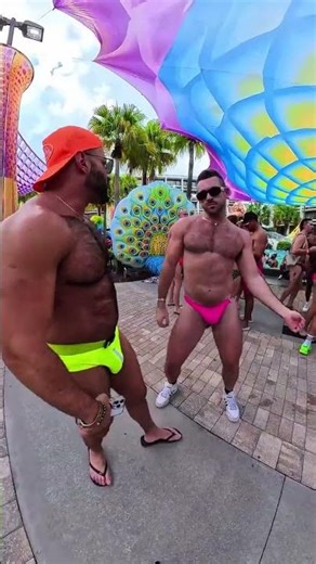 First pool party of the weekend and the sun wasn’t the only thing getting hotter ☀️💦 We danced, we