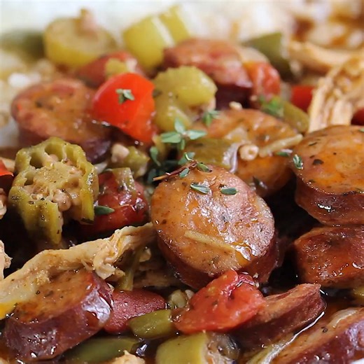 Get a taste of New Orleans cuisine at home with this delicious gumbo! 😋🍲 Smoky andouille sausage, okra, and aromatic vegetables make this an authentic recipe perfect for sharing. Warm up this winter with a bowl of this flavorful dish! ❄️🔥 #NewOrleansCuisine #GumboRecipe #WinterWarmers | Jessica Gavin