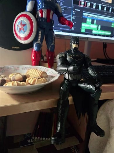 Batman eats cookies #Batman #marvel #dc #dj #muzik