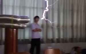 日本高中生用特斯拉线圈演奏轻音少女!!的OP