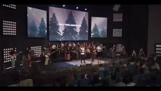 Crăciun fericit, dragii mei! Atașez aici două momente muzicale din programul de Crăciun al Ekklesia. Sincer, mi-a fost greu să aleg doar atât dintr-un program atât de fain — fiecare moment a spus, în felul lui, aceeași veste: De Crăciun, Dumnezeu a schimbat totul. ✨ | Oti Tipei
