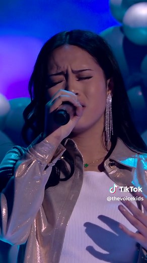 Fiona sorgt mit einer berührenden Ballade im Finale für die ganz großen Gefühle. Als sie das Lied