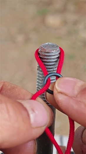 Hard To Align Rubber Band Rope Around Obstacles Easily Guides It Into Metal Groove!