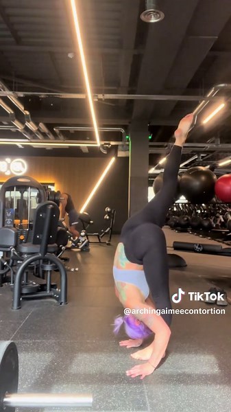 Today’s training, hated this exercise and now I love it , finally got my full active split 🎉 excited for overs #splits #contortion #performer #circus #tattoos