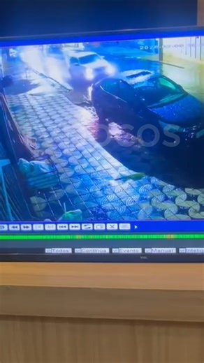 TV Poços on Instagram: "Um acidente de trânsito foi registrado na noite desta segunda-feira, 9 de fevereiro, na rua São Paulo, em Poços de Caldas. Um Fiat Mobi, com três ocupantes, colidiu contra um Citroën C4 que estava estacionado. O veículo era conduzido por um homem de 79 anos e seguia no sentido centro-bairro. O SAMU foi acionado e encaminhou o passageiro do banco traseiro para a UPA de Poços de Caldas. O motorista e a esposa sofreram apenas ferimentos leves e não precisaram de atendimento