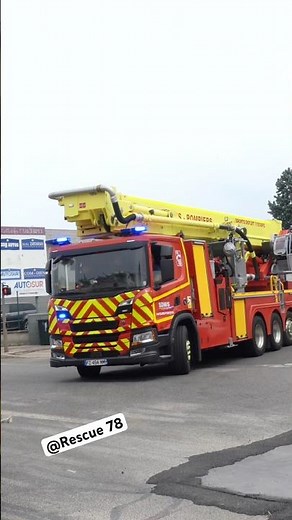Waste disposal site on fire: arrival of firefighters filmed