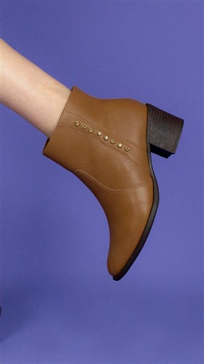 Adicionando um toque de requinte e classe, esta bota é o item curinga essencial para todas as produções. Além de confortável, este modelo te acompanhará por diversas temporadas! 💫 Compre online em até 6x e receba na sua casa ou encontre a loja mais próxima de você pelo nosso site oficial. www.comfortflex.com.br Ref: 2492305 #comfortflex #inverno #outono #sapatofeminino #bota | Calçados Comfortflex