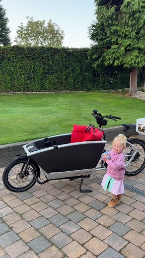 Friday morning daycare drop-off 🌞 and getting ready for a weekend away 🇫🇷 So satisfied with my jacket from @baleno.clothing.europe - it even opens at the back, making it perfect for cycling. 🚴🏼‍♀️ 🌧️ #momlife #healthymom | Healthy Mom Bites