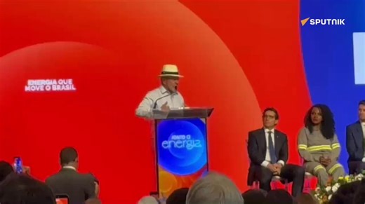🇧🇷💡 Lula critica Enel e distribuidora fica de fora de pacote de renovações 🫵 O presidente Luiz Inácio Lula da Silva fez críticas, nesta sexta-feira (8), à Enel, distribuidora de energia com atuação em vários estados do país. 🗣 A Enel, de origem italiana e alvo de processos no Brasil, "não cumpriu nada do que prometeu a mim e à primeira-ministra da Itália", disse Lula, sem citar diretamente a empresa e citando o encontro com Giorgia Meloni, em novembro de 2024. 📑 No evento "Energia que Move