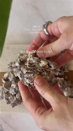 ✨ ¡Tenés que probar estos bombones crocantes con solo 3 ingredientes y sin harina! 😍 Se hacen en 5 minutos, son riquísimos y los podés preparar con cosas que seguro tenés en casa. 👉 Guardalo y compartilo con tu team chocolatero 🍫🥥 📝 Receta (12 unidades aprox.) • 2 tazas de cereales de chocolate (tipo inflados o bolitas) • 150 g de chocolate blanco derretido • 3 cdas de coco rallado 🔹 Paso a paso: 1. Derretí el chocolate blanco a baño María o en microondas en intervalos cortos. 2. Mezclá el