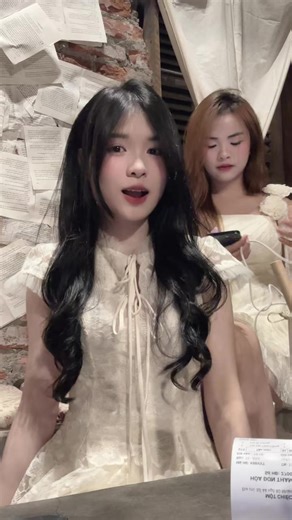 không biết ai làm nền cho ai ?