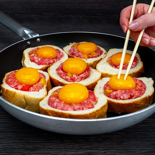 A fantastic recipe using bread! You must try it! Ingredients: bread - 1 piece butter - 20 g (0.7 oz) for minced meat: minced meat - 400 g (14 oz) salt - 5 g (0.18 oz) black pepper - 3 g (0.11 oz) onion - 1 piece bread core - 100 g (3.5 oz) yellow bell pepper - 50 g (1.76 oz) red bell pepper - 50 g (1.76 oz) eggs - 6 pieces salt - 3 g (0.11 oz) black pepper - 3 g (0.11 oz) cheddar hard cheese - 150 g (5.3 oz) IN THE OVEN 180 °C (356 °F)/20 minutes parsley - 10 g (0.35 oz) | Appetizing.tv