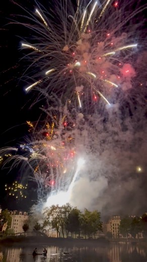 Un magnifique bouquet final pour célébrer ensemble la Fête nationale 2024 à Clamart 🎆! Et la soirée n’est pas finie sur l’esplanade du Panorama 😉… Direction le bal pour danser jusqu’au bout de la nuit 💃🕺. | Ville de Clamart