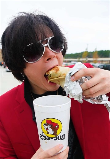 I Tried The Most HATED Gas Station Food ⛽️🦫 Buc-ees #bucees #gasstation #food #fun #fyp