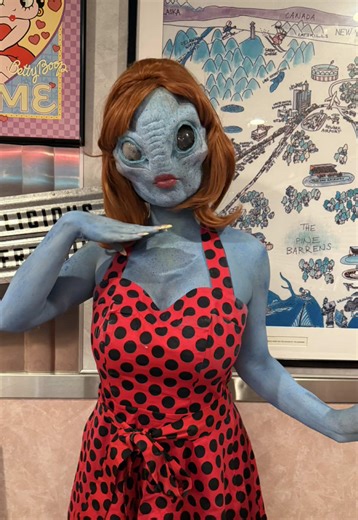 Meet Barbra Alien at the Retro Diner 👽💋