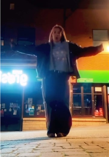 ignore my lack of coordination, i was very much loving live after a few bevvys xx (posting this then ignoring my phone for hours bc im scared 😀) dc:@Pan #fyp #dance #trending #intoyou