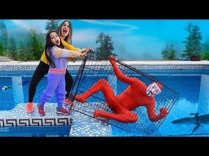 On attrape le hacker et on lui fait une farce dans la piscine. Situations drôles de Noël