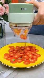 4 σε 1 ηλεκτρικός κόπτης λαχανικών - Νέος στην αγορά. 🥬 Κόπτης λαχανικών 🥩 Κιμαδομηχανή 💦 Βούρτσα καθαρισμού 🔪 Κόψε, κόψε σε κύβους, τρίψε και ψιλόκοψε. Ετοίμασε τα γεύματά σου σαν επαγγελματίας 👇 | Frilla