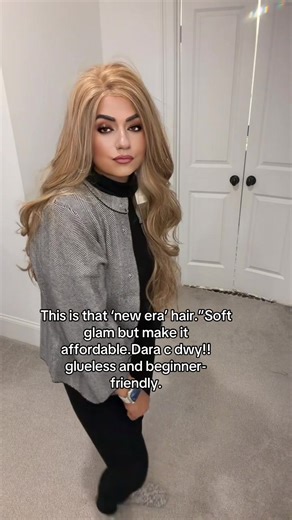 26 inches of effortless beauty 🤎 This is the Dara C-DWY glueless wig and the blend is unreal. The waves fall so naturally and the dark roots make it look like a real salon balayage. No glue. No stress. Just put it on and go. Beginner-friendly and lightweight — perfect for everyday soft glam or date night.@DWY WIGS OFFICIAL @DWY USA @DWY WIGS OFFICIAL #dwy #gluelesswig #wigtok #wiginfluencer #affordablewigs