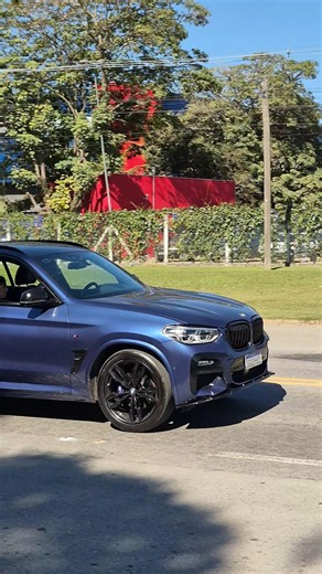 BMW X3 é um SUV elegante com acabamentos em preto brilhante e faróis em LED. #brasil