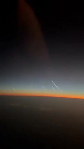 9.7K views · 48 reactions | Un nuovo video, dalla cabina di pilotaggio di un aereo, mostra i missili balistici iraniani diretti verso Israele. | L'anticonformista | Facebook