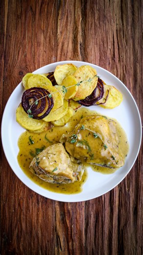 🍺 Pollo a la cerveza Un guiso de los de siempre, rico, sabroso y económico, perfecto para toda la familia. De esos platos que se hacen sin complicarse y que luego piden pan sin parar. ▫️Ingredientes: 1 pollo troceado 6 alitas, 2 ajos, 1 cebolla, 1 zanahoria, 1/2 pimiento verde, 1 hoja de laurel, 1 cucharadita de hierbas provenzales, 1 cerveza (330 ml), caldo de pollo, perejil fresco, aceite de oliva virgen extra, pimienta negra, sal ▫️Elaboración: 1️⃣ 🔥 Salpimentamos el pollo y lo doramos bien