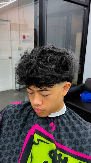Leeo Critchlow | Bangkok Barber on Instagram: "Hairstyle to try in 2025🔥👊🏻 textured fringe low taper 💯🥶 Hairstyle: textured fringe taper fade To book your appointment, click the link in my bio!📲 • • #texturedfringe #taperfade #taper #menshaircut #barberbangkok #bangkokbarber #taperfadesbangkok #fijiicuts #babylissthailand #dropfade #barber #lowfade #explorepage #bangkok #mewing #mog #looksmax"