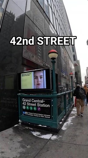 4K NYC: 42nd St Winter Rush #shorts