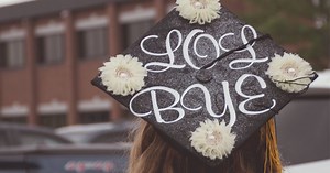 25 EASY Graduation Cap Ideas (That Are Actually Clever AF)