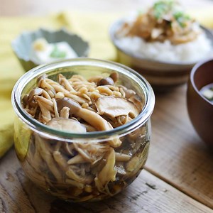 【作り置き】旨味たっぷり！きのこのしょうゆ漬け 3種のきのこで旨味ましまし！ ■材料（2〜3人分/10分) ・えのきだけ：1パック(200g) ・しめじ：1パック(100g) ・しいたけ：4枚 ・だし汁：100cc(だしの素：少々、水：100cc) ☆酒：大さじ3杯 ☆みりん：大さじ3杯 ☆しょうゆ：大さじ3杯 ☆塩：小さじ1/2杯 ■作り方 ①えのきだけとしめじは石づきを切り落とし、ほぐします。しいたけは石づきを切り落として5mm幅の薄切りにします。 ②鍋にだし汁、☆の調味料を入れて中火にかけ、ひと煮立ちしたら①を加えて5分ほど煮ます。 ③火から下ろして粗熱を取ります。清潔な保存容器に移して冷蔵庫で保管してください。※5日を目安にお召し上がりくださいね。 ■コツ・ポイント きのこは3種類以上合わせるとうま味が増します。ごはんに混ぜ込む際は、味にムラが出ないように温かいごはんを用意してくださいね。 ---------------------- ▼このレシピを保存したい方はこちら▼ https://macaro-ni.jp/52815 ✨無料会員登録でレシピの保存も簡単に✨ ------