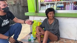 2.1M views · 55K reactions | Homeless English speaking di alam nang pamilya na ganito na siya !! Sana mahanap ang kanyang pamilya  | Bench TV | Facebook