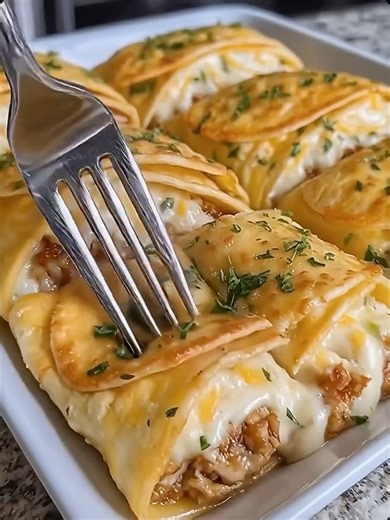 My neighbor old lady made this once and I couldn’t stop eating it. I was out of control. If I make it, it will be gone in no time, so I don’t dare. There is just something so good about this!" FULL RECIPE 👇💬 | Easy Daily Recipes