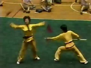 Throwback Thursday! Shuangbishou (double dagger) versus qiang (spear)! A rare duilian performance! It would be interesting to see footage of the entire performance! #tbt Excerpt from the Zhonghua Wugong (中华武功； Zhōnghuáwǔgōng, Chinese Martial Skill) propaganda documentary. | Jiayoo Wushu