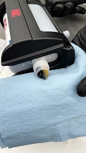 Here's a quick #TechTip on equalizing cartridges before use: Extrude a bit of material upright into a paper towel. Then, dispense a few inches of material on a mixing board to make sure you have equal parts coming out. What are some of the benefits to doing this? 👉 Helps you get a good flow of material by removing air pockets and pulling out any dried bits inside the cartridge. 👉 Helps mix and cure your material properly. http://go.3M.com/4Tc6 #3mcollision #collisionrepair #adhesives #seamseal